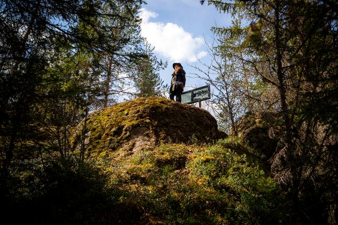 Lakeuksilla kohoaa kallio, se kätkee verisen ja julman historian, josta vain harva tietää – Riina Peltonen jäljittää Pohjanmaan mystisten paikkojen salaisuuksia