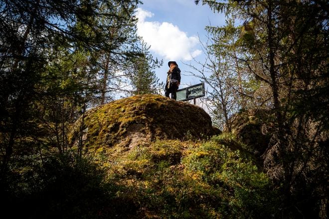 Mestoosplassi oli eräs Vähänkyrön mestauspaikoista. Se perustettiin Haarajoen kylään ehkä 1500-luvun lopulla. Paikka valittiin tien varresta läheltä asutusta, jotta varoittava esimerkki olisi mahdollisimman monen nähtävillä. – Sen ajan oikeuskäytäntö oli julma. Kuolemantuomion saattoi saada nykykäsityksen mukaan pienestäkin rikoksesta, Riina Peltonen sanoo. Kuvat: Jarno Pellinen