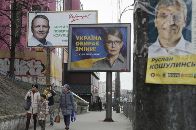 Ukrainassa valmistaudutaan viikonlopun presidentinvaaleihin. Niiden alla Ukraina täydensi pakotelistaansa, jolla on nyt myös neljä suomalaista. KUVA:EPA/SERGEY DOLZHENKO