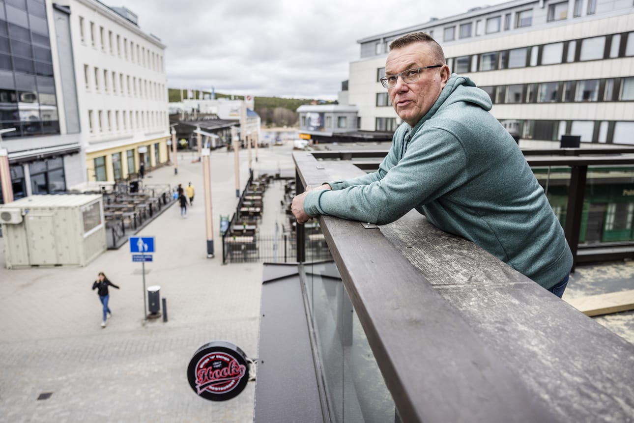 Perjantaina avautuva Hook täydentää Rovaniemen terassitarjontaa takavuosilta tutussa liiketilassa. Kuvassa Antero Harjuniemi, toinen yrittäjistä.