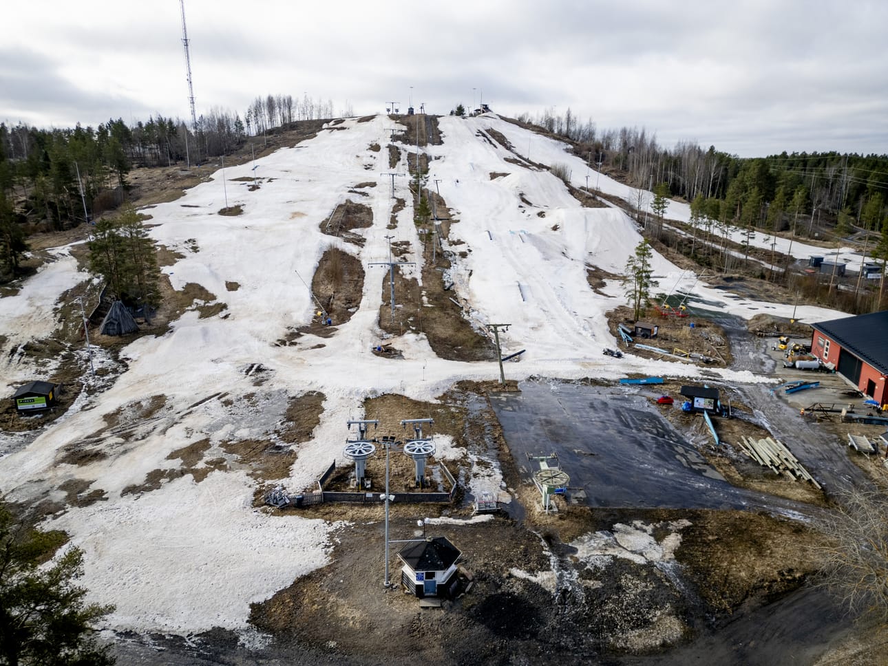 Seinäjoen Joupiskan kausi päättyi virallisesti viikon 11 lopussa. Viime viikonloppuna rinteessä järjestettiin vielä Park-tapahtuma. Maanantaina 30.3.2026 maisema näytti tältä.