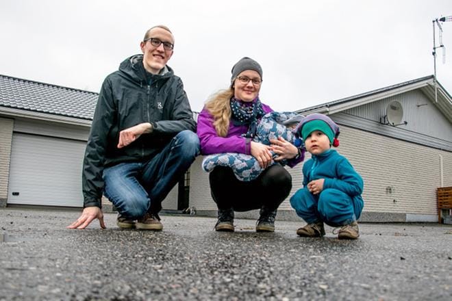 Isak ja Petra Snickars ovat lapsiensa Tiituksen ja Juliuksen (oikealla) kanssa asettuneet nyt asumaan Teuvalle ja aikovat paikkakunnalla myös pysyä pitkään. KUVA: JORMA HAVULA
