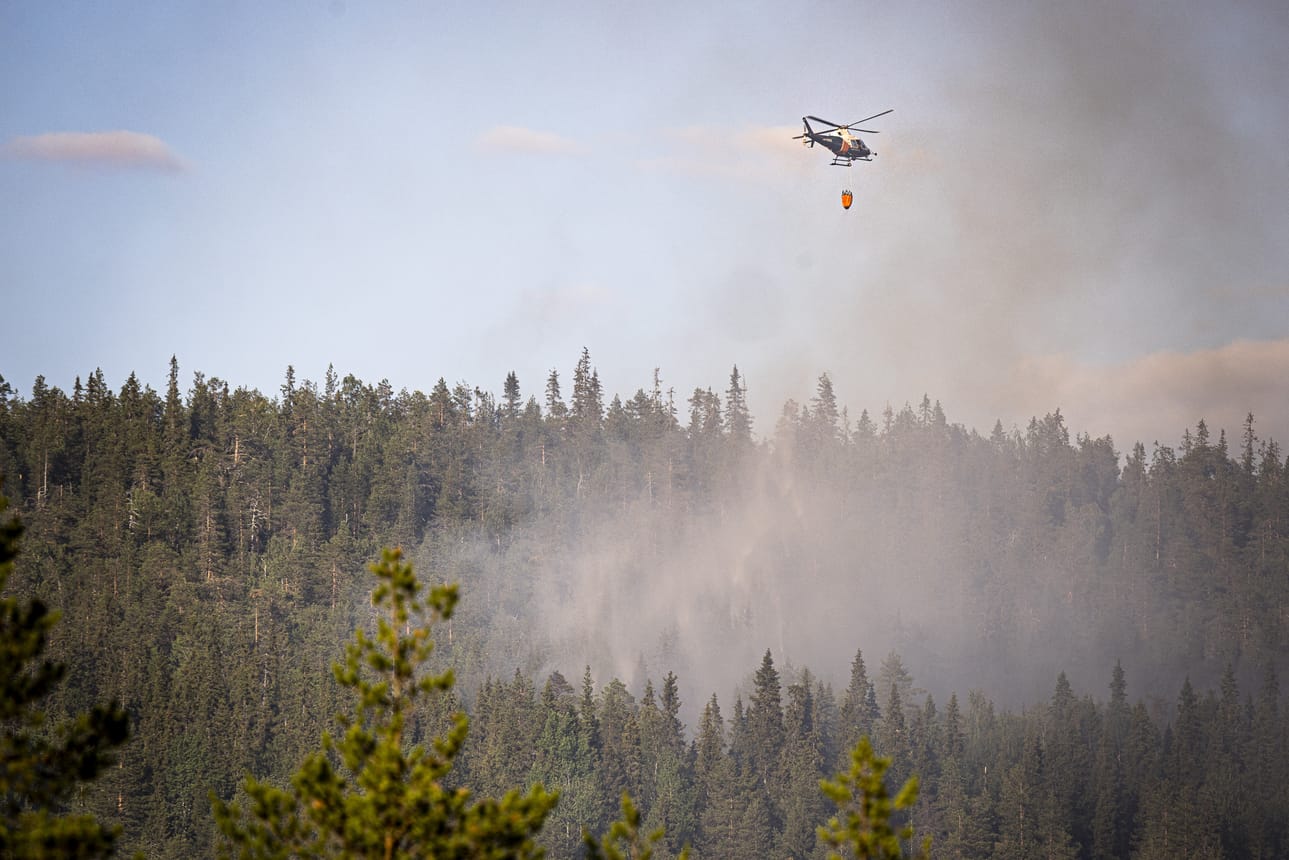 Rovaniemeltä noin kymmenen kilometriä pohjoiseen sijaitsevalla Nuuksvaaralla syttyi maastopalo maanantaina. Paikalla sammutustöissä on muun muassa Rajavartiolaitoksen helikopteri.