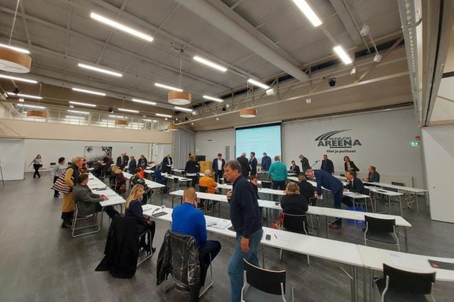 Valtuusto käsitteli budjetin Seinäjoki Areenassa. Edellisen kokouksen tekniset ongelmat yritettiin selättää siirtymällä virtuaalisesta tapahtumasta samaan fyysiseen tilaan. Tilalle tuli mikkiongelmia. KUVA: HANNU PUROLA