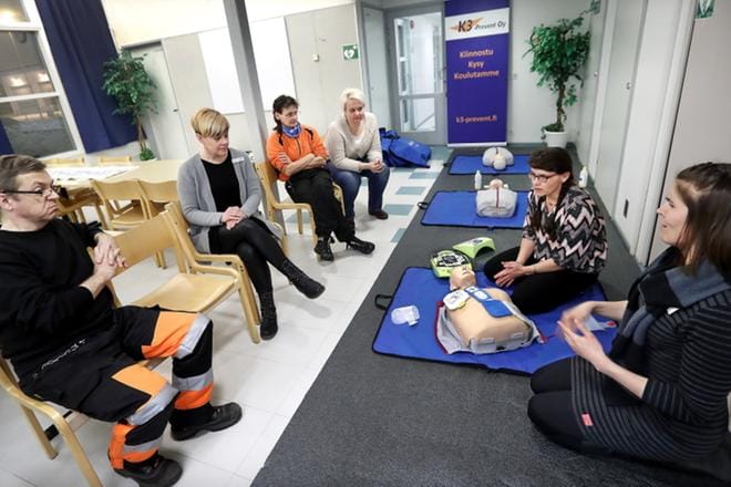 Painelupuhalluselvytys, eli 30 painallusta ja kaksi puhallusta, sekä sydäniskurin käyttö voivat pelastaa ihmisen, jonka sydän on pysähtynyt, kertoo vapaaehtoisille peruselvytystä ja sydäniskurin käyttöä kouluttava Maija Haanpää. Sydäniskuri itse ohjeistaa käyttäjää kohta kohdalta puhumalla eteenpäin. KUVA: JOUKO HÄNNINEN