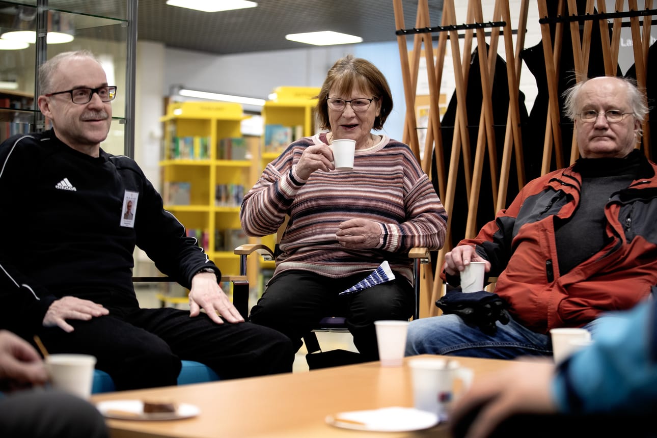 Tällä kertaa aamukahveilla muisteltiin muun muassa sitä, kuinka koripallo oli yksi suosituimmista harrastuksista Raahessa 70- ja 80-lukujen tietämillä. Kuvassa Timo Sedergren, Kirsti Vesakoski ja Ari Pietarinen.