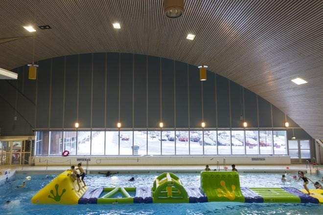 Uimakilpailu sulkee hallin viikonlopuksi. Kuva: Selma Paavola