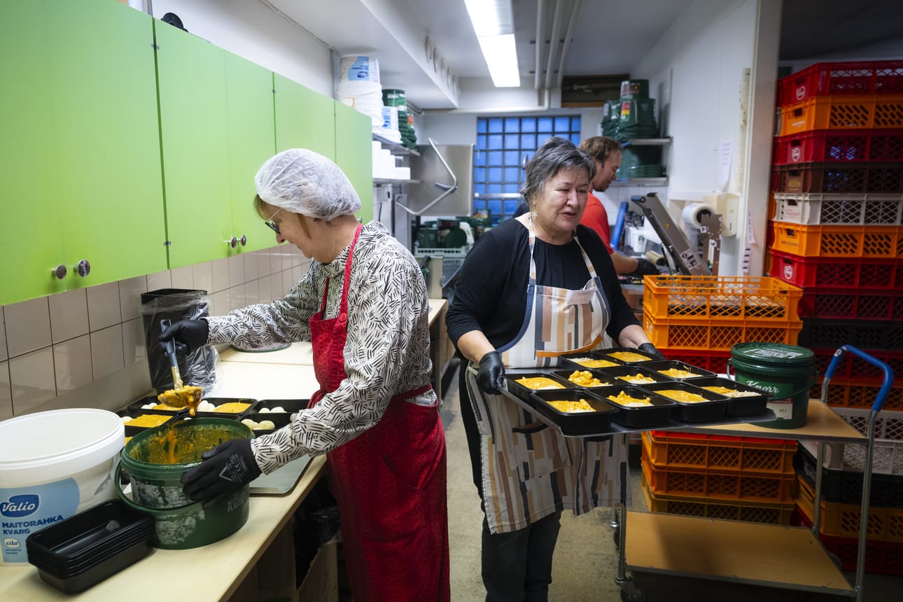 Maj-Len Ventus (vas.), Annikki Fogström ja Sami Lakaniemi työskentelevät Vaasan ruoka-avun pienessä ja ahtaassa, hiostavaksi lämpiävässä keittiössä joka viikko. Keittiössä lajitellaan, lastataan ja pakataan ruoka-annoksia jaettavaksi eteenpäin.