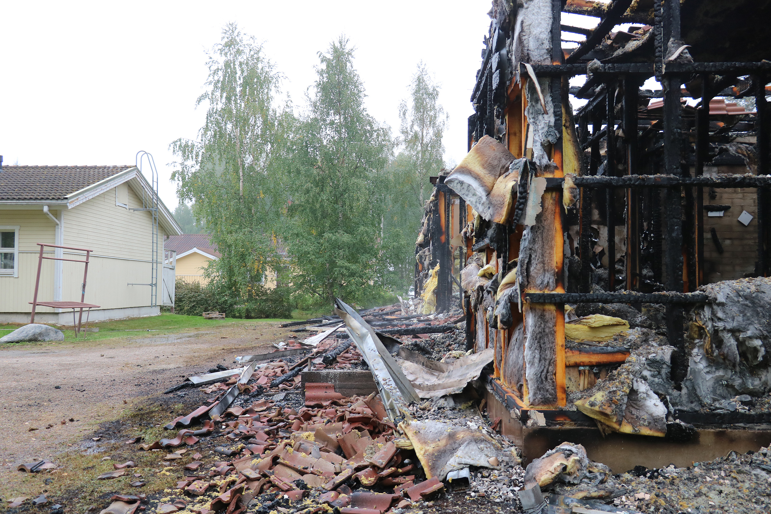 Läheiset rivitalot saatiin suojeltua tulelta.