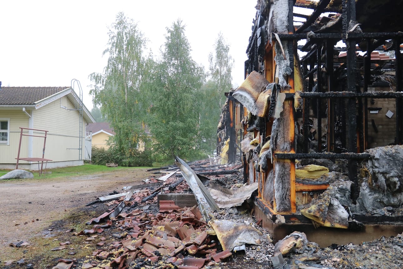 Läheiset rivitalot saatiin suojeltua tulelta.