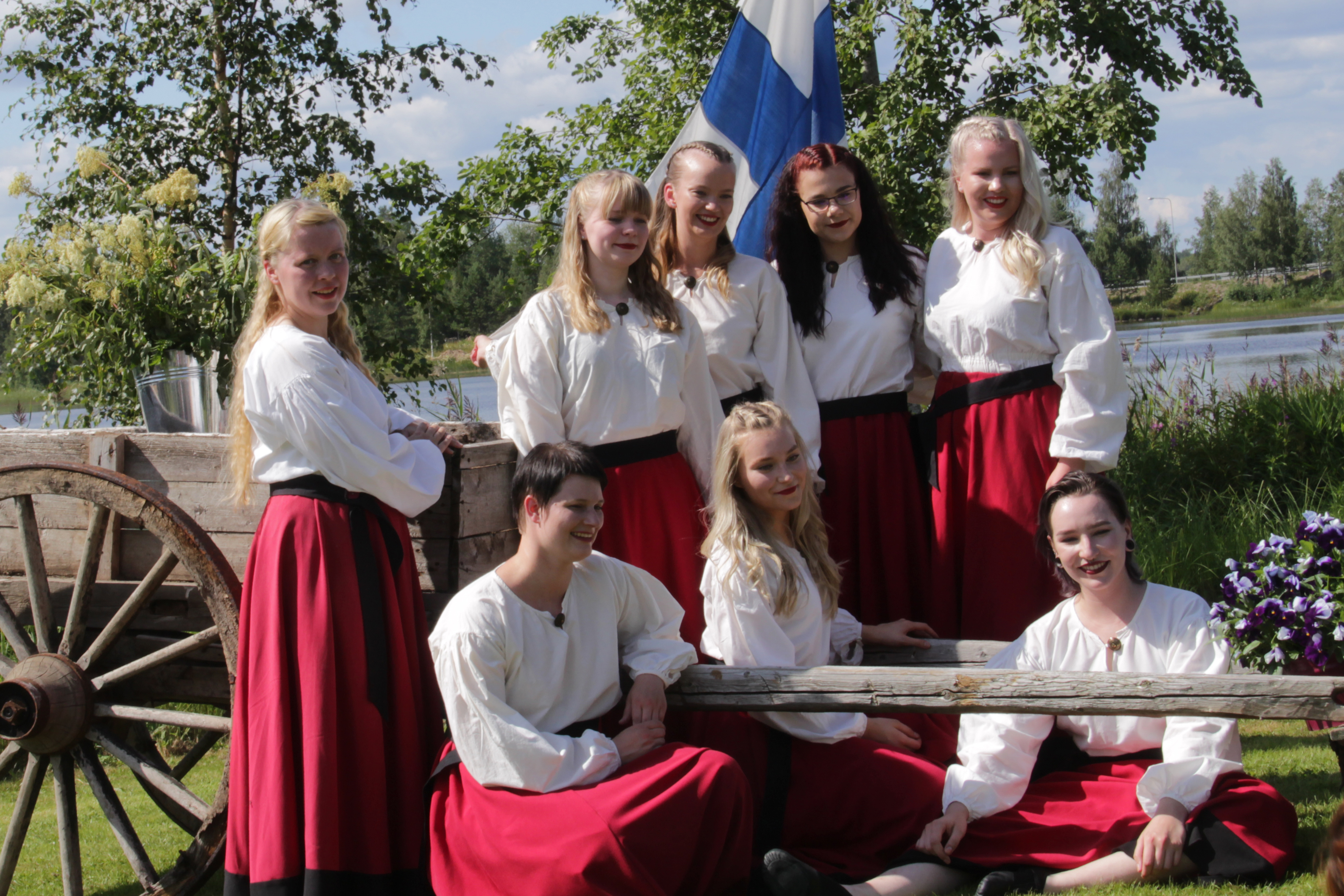 Soihtulan Sähikäiset poseerasivat yhteiskuvassa tanhuesityksensä jälkeen.
