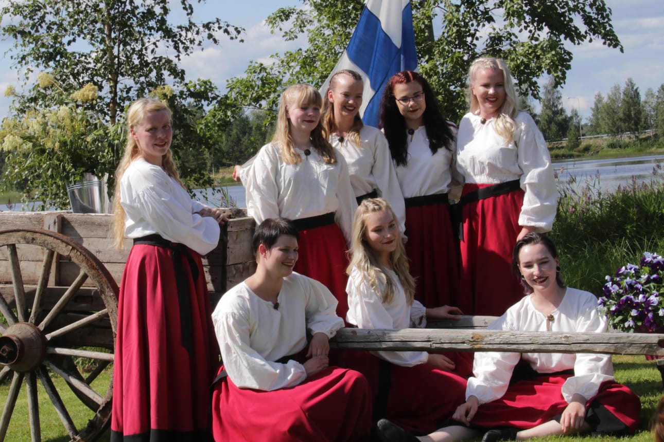 Soihtulan Sähikäiset poseerasivat yhteiskuvassa tanhuesityksensä jälkeen.