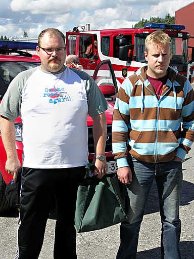 Hituran palosta pelastuneet Olli-Pekka Kaarlela (vas.) ja Jussi Eränummi olivat maanalaisen palon jälkeen rauhallisia ja miettivät, milloin he palaavat takaisin töihin.