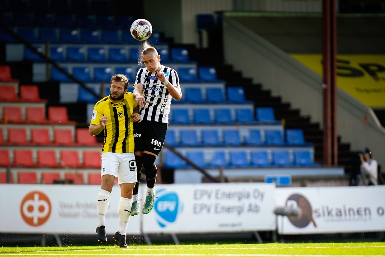 Roni Hudd toisessa liigaottelussaan Hietalahden jalkapallostadionilla FC Honkaa vastaan.