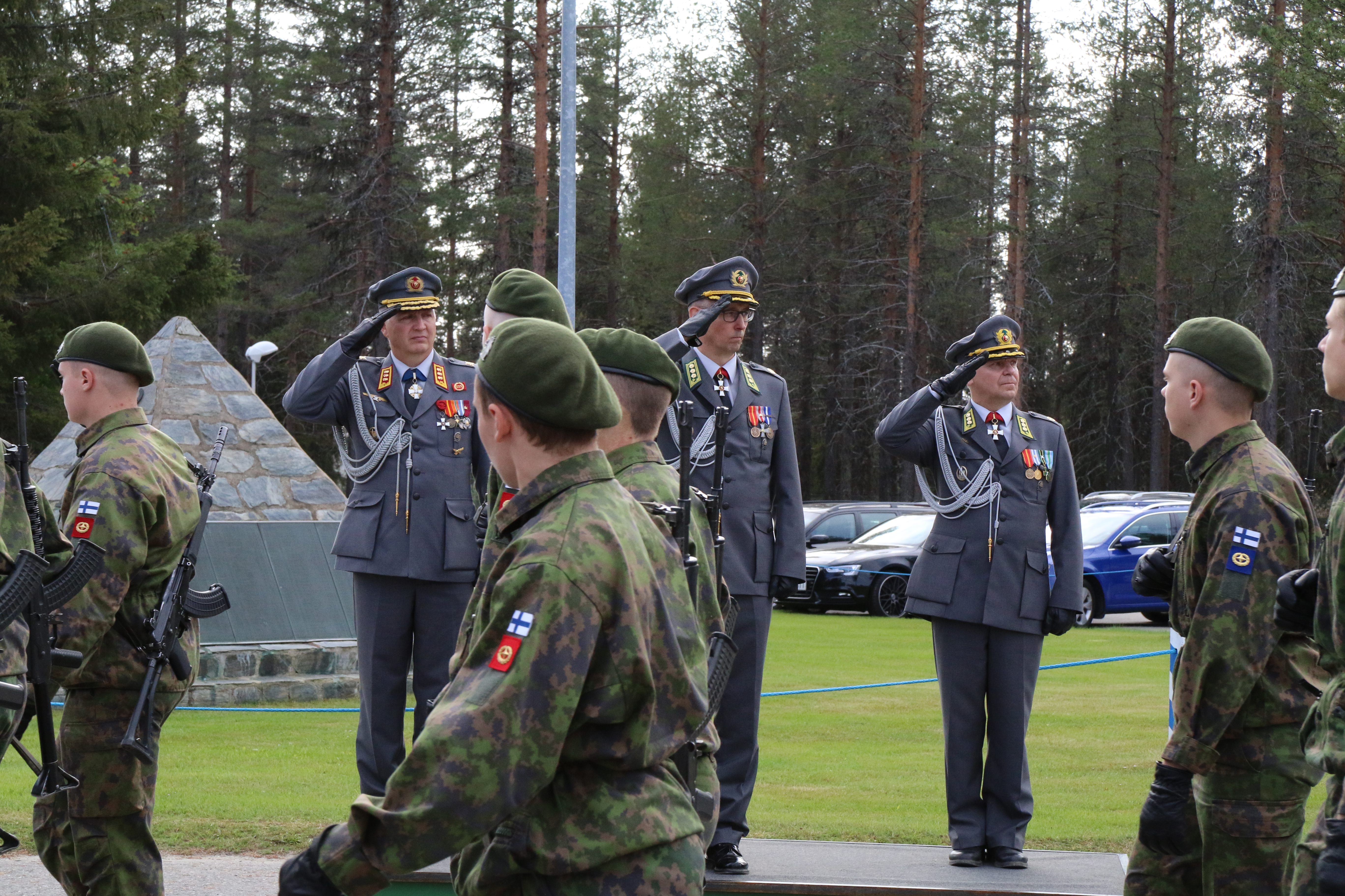 Maavoimien komentaja kenraaliluutnantti Petri Hulkko, Jääkäriprikaatin uusi komentaja eversti Sami-Antti Takamaa ja entinen komentaja eversti Jyrki Kaisanlahti Jääkäriprikaatin komentajan vaihtotilaisuudessa Sodankylässä.