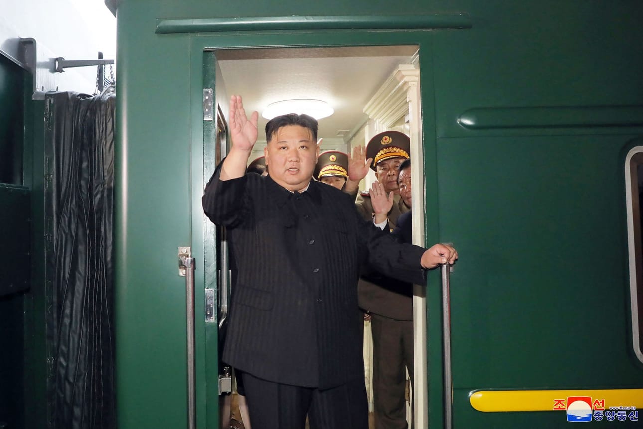 Kim Jong-unin mukana matkustaa valtionmedian mukaan maan kommunistisen puolueen, hallinnon sekä asevoimien johtoa. KCNA:n välittämän kuvan aitoutta tai ajankohtaa ei ole voitu varmistaa. LEHTIKUVA/AFP/KCNA via KNS