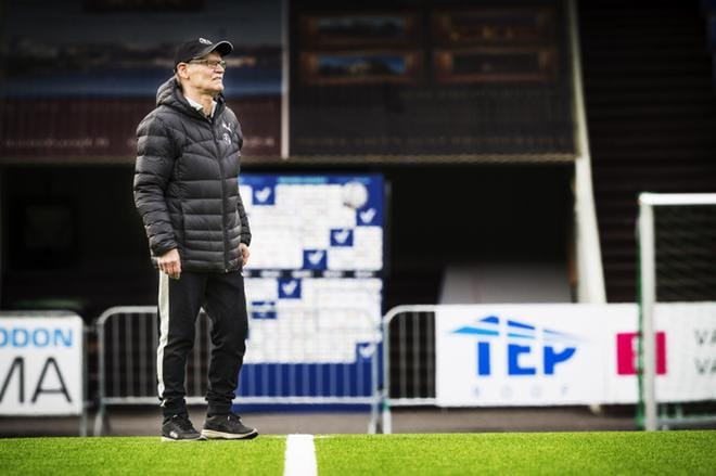 Jouko Jokin kajauttaa Finlandian ulkomuistista tyhjällä Elisa-stadionilla kuvaajan riemuksi. Kuvat: Selma Paavola