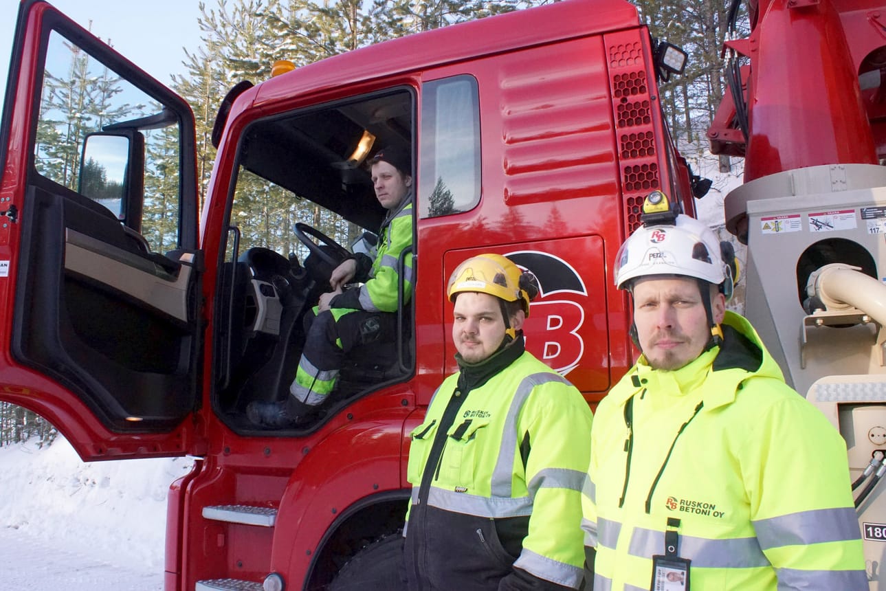 Aluepäällikkö Janne Väänänen (oikealla) pistäytyy silloin tällöin katsomassa miten Jari Tolkkisen ja Vesa Hanhisuannon työt betoniasemalla sujuvat.