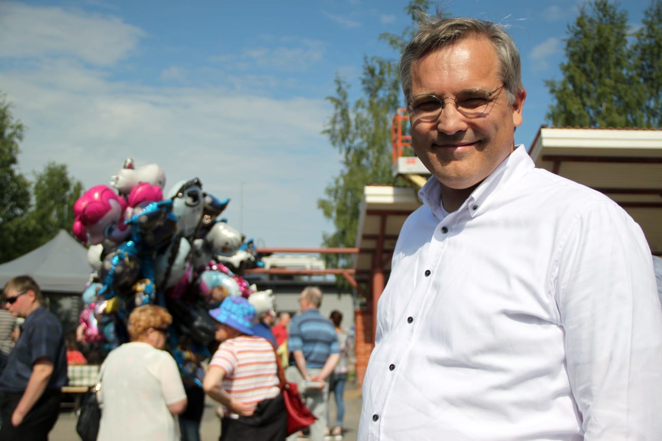Mikael Pentikäinen oli puhumassa Pudasjärven markkinoilla. Hänellä on vahvat siteet paikkakunnalle, koska vaimo on täältä kotoisin.