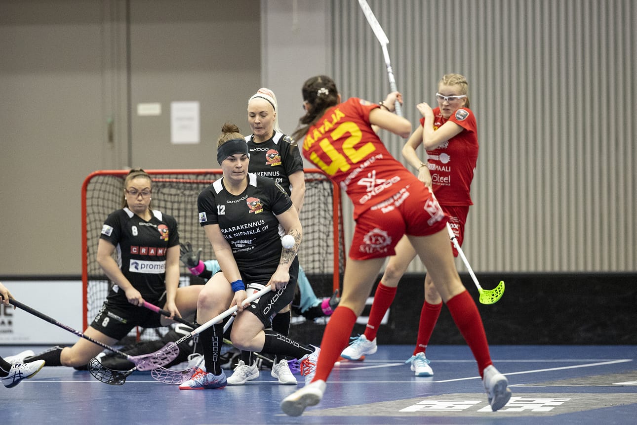 Rankkojen Ankkojen Sanna Risteli (12) peitti FBC Loiston Maija Väätäjän laukauksen. Ristelin apuna olivat myös joukkuekaverit Nella Pussinen (8) ja Katja Nättilä.