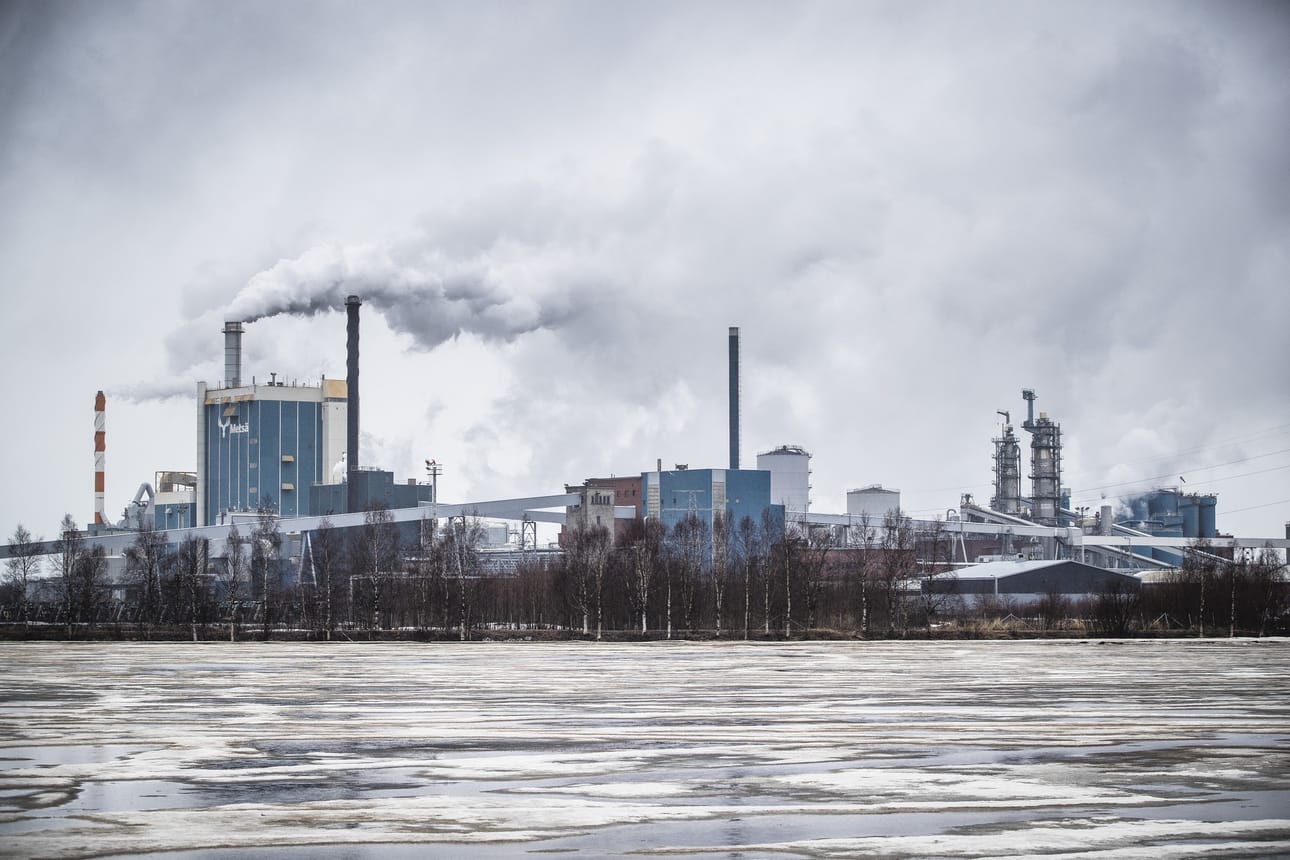 Metsä Fibren uusi biotuotetehdas korvaisi kuvassa olevan yhtiön vanhan sellutehtaan Kemissä.
