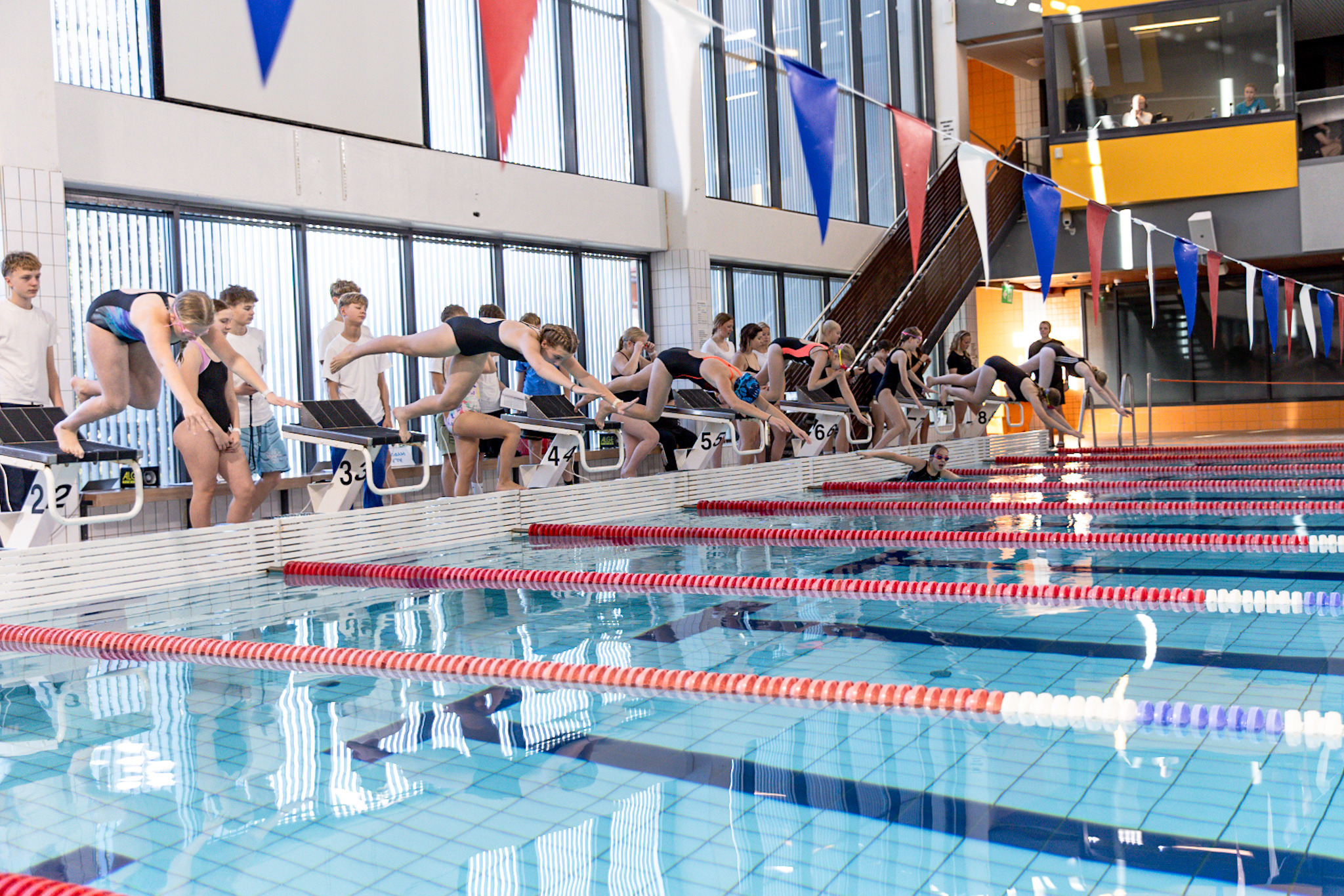 ”Parasta on, kun pääsee uimaan ja pitämään hauskaa” – Yli 200 lasta kilpaili Ilkka-Pohjalaisen uintikisassa