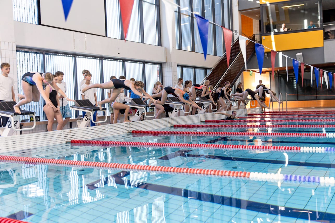 Tyttöjen 5.-6. -luokkien viesti lähdössä nähtiin monenlaisia tyylejä hypätä altaaseen.