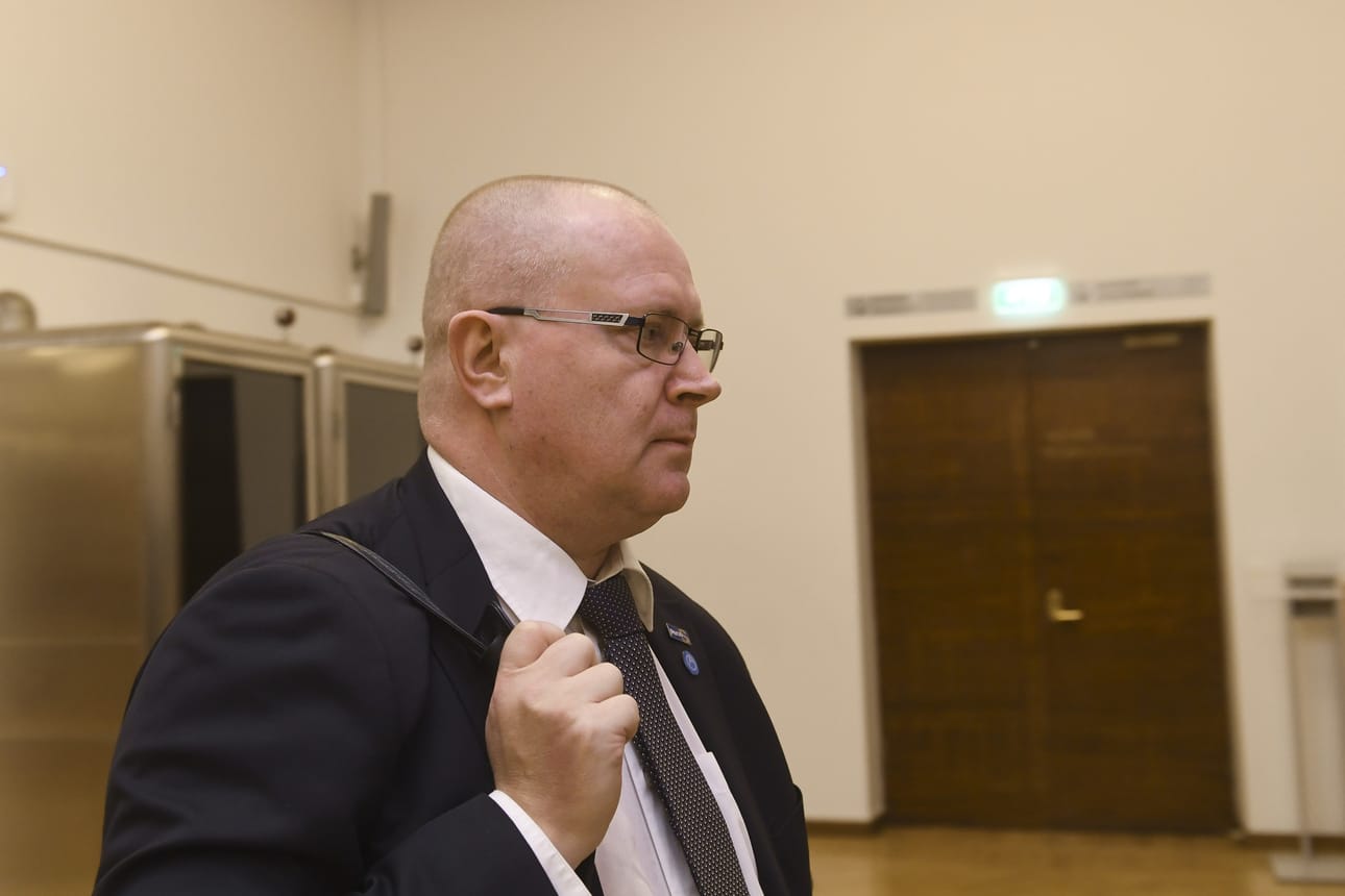 Ikääntyneiden pitkäaikaistyöttömien eläketukia koskeva laki on ristitty työministeri Jari Lindströmin mukaan.
