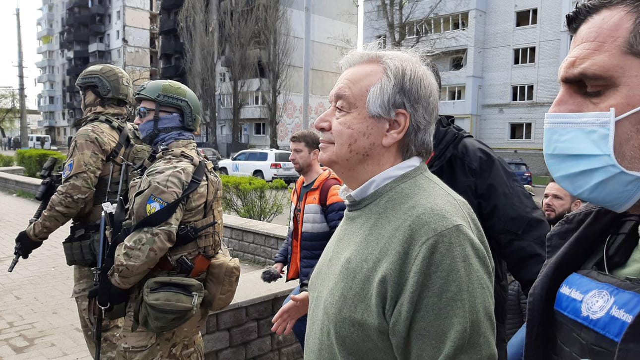 YK:n pääsihteeri Antonio Guterres vierailee parhaillaan Ukrainassa. Kuva on keskiviikolta, jolloin hänelle esiteltiin sodan tuhoja Borodjankassa Kiovan ulkopuolella.