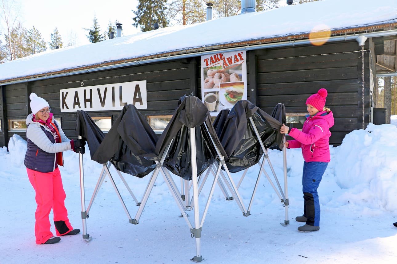Pyky cafén toimintaa jatketaan take away -palvelulla, jossa syötävää ja juotavaa voi ostaa katoksesta. Mari Kälkäjä ja Kirsi Hanhela pystyttämässä katosta.