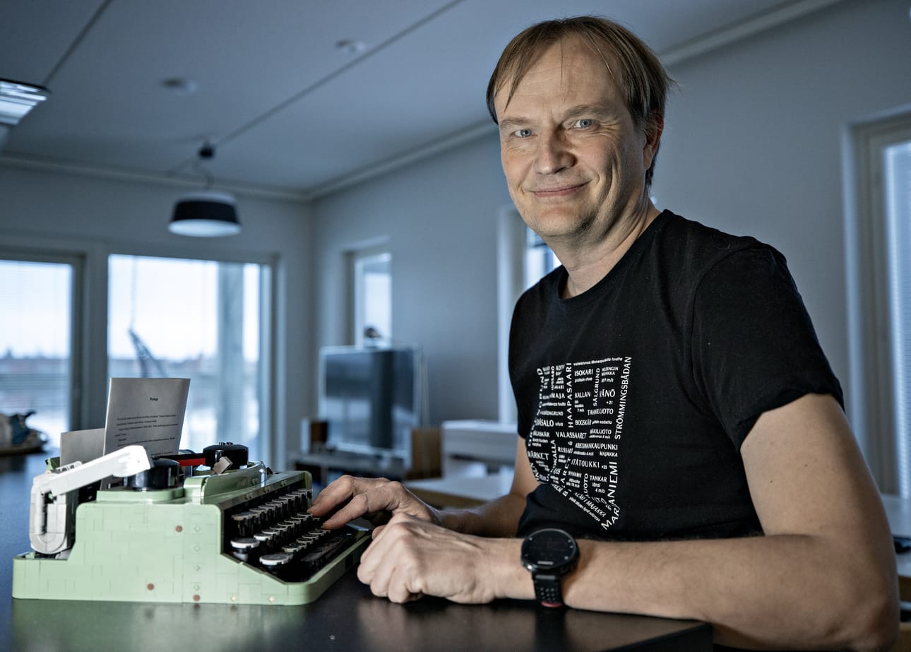 Oululainen Mikko With julkaisi toisen nuortenkirjansa. Kdessn legoista tehty kirjoituskone.