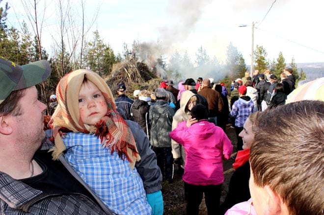 Karijoen Paarmanninvuoren pääsiäiskokkoa ihasteli suuri määrä väkeä pääsiäisenä 2014. ARKISTOKUVA: TAUNO RIIHILUOMA