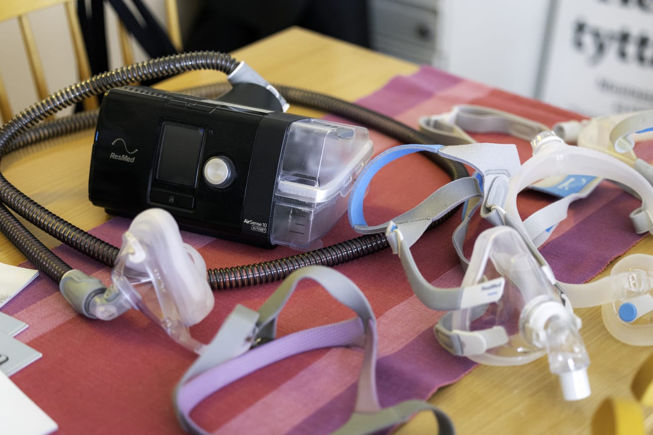CPAP- eli ylipainehengityslaitetta käytetään erityisesti keskivaikean ja vaikean uniapnean hoidossa. CPAP-hoidossa hengitetään huoneilmaa pienellä ylipaineella nenämaskin kautta. Arkistokuva.