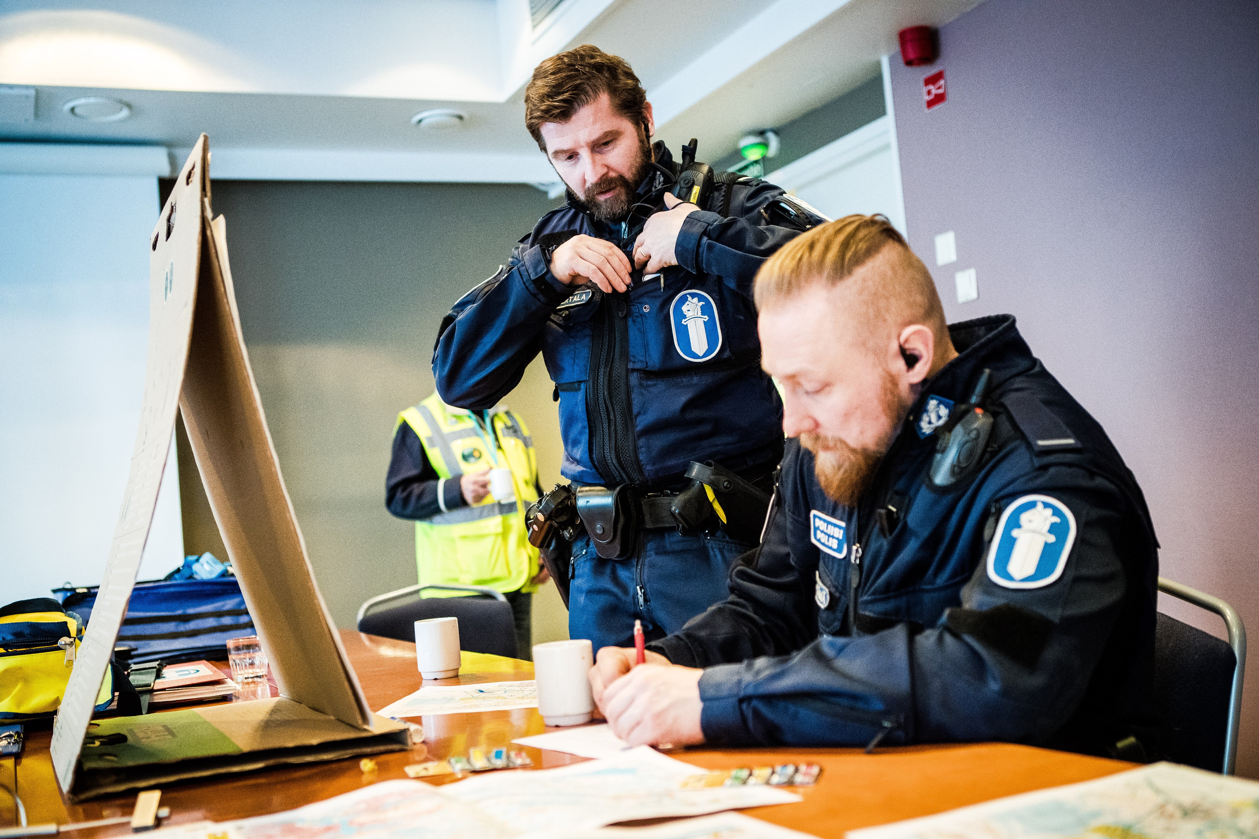 Poliisi ja läheiset etsivät lauantaina Tanja Ahven-Posiota Ounasvaaralla. Tilannetta johtaa Ounasvaaralla vanhempi konstaapeli Risto Mertala (vas.) ja mukana etsinnässä on myös vanhempi konstaapeli Olli Kärsämä.