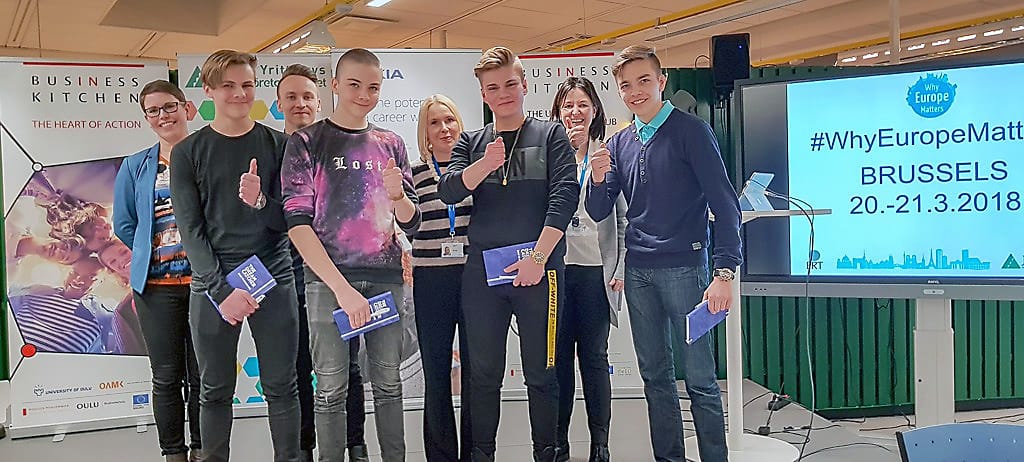 Mobiilisovellus Euroopan Unionin kehittämisestä poiki Hirsikampuksen lukion Aapo Ekdahlille, Jere Räisäselle, Miro Junnalle ja Juho Lumpeelle palkintomatkan Brysseliin. Taustalla innovaatiokilpailun tuomareina toimineet Nokian insinöörit.
