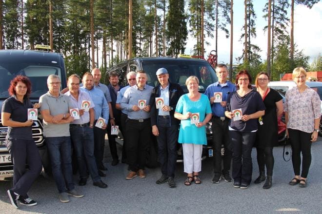 Taksiyrittäjät ympäri Kauhavaa saivat koulutuksen päätteeksi muistiystävällisestä palvelusta kertovan tarran autonsa kiinnitettäväksi. KUVA: MIA KÄRKKÄINEN