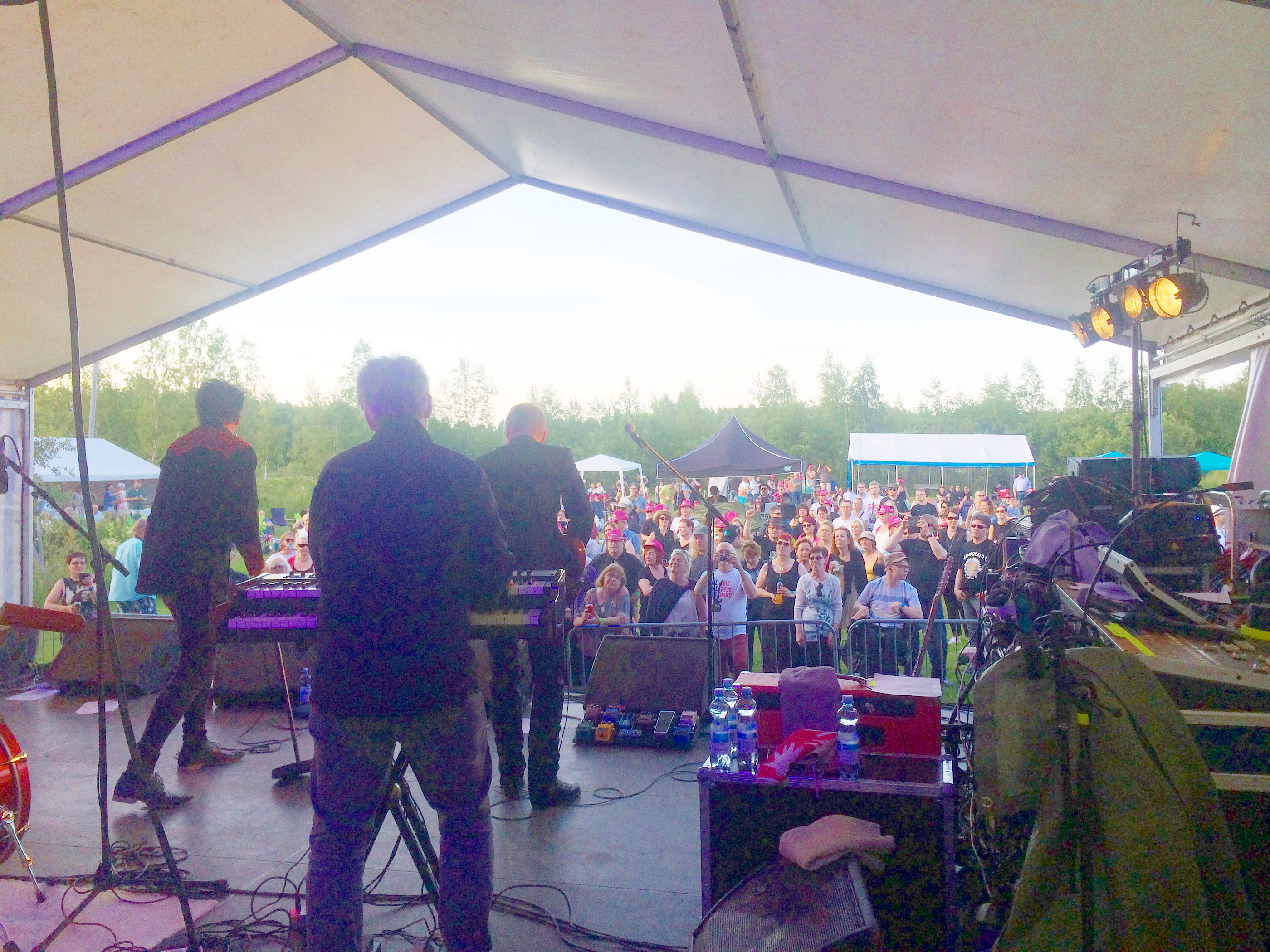 Kemiläinen Afterglow viihdytti Suvirockin lavalla.