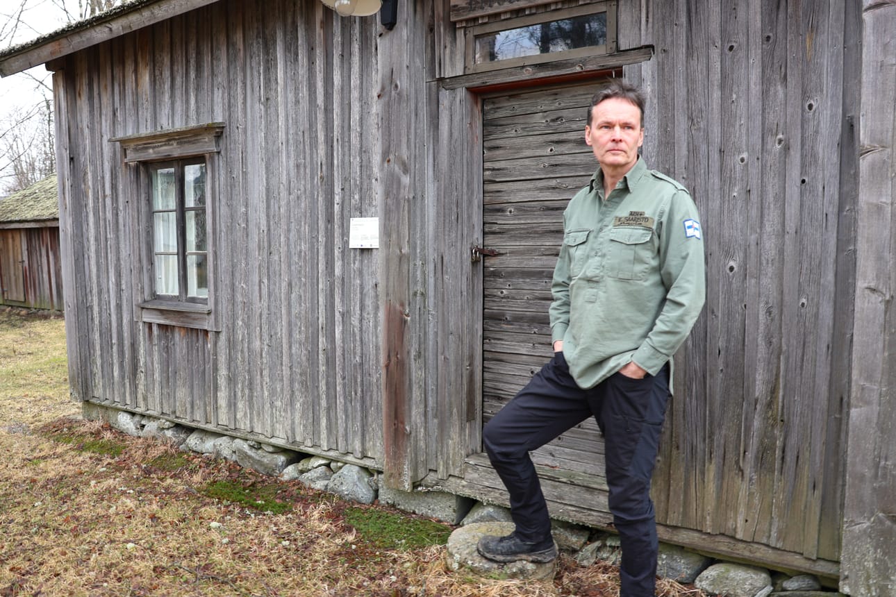 Esa Saaristo täyttää 60 vuotta ja on tyytyväinen elämäänsä. - Pääsin siihen ammattiin, josta haaveilin ja jos terveys antaa myöden, niin teen ja touhuan aina vaan. Saaristo kuvattiin Karijoella vanhan Liisankoulun edessä, sillä hän kertoo arvostavansa kaikenlaista koulutusta.
