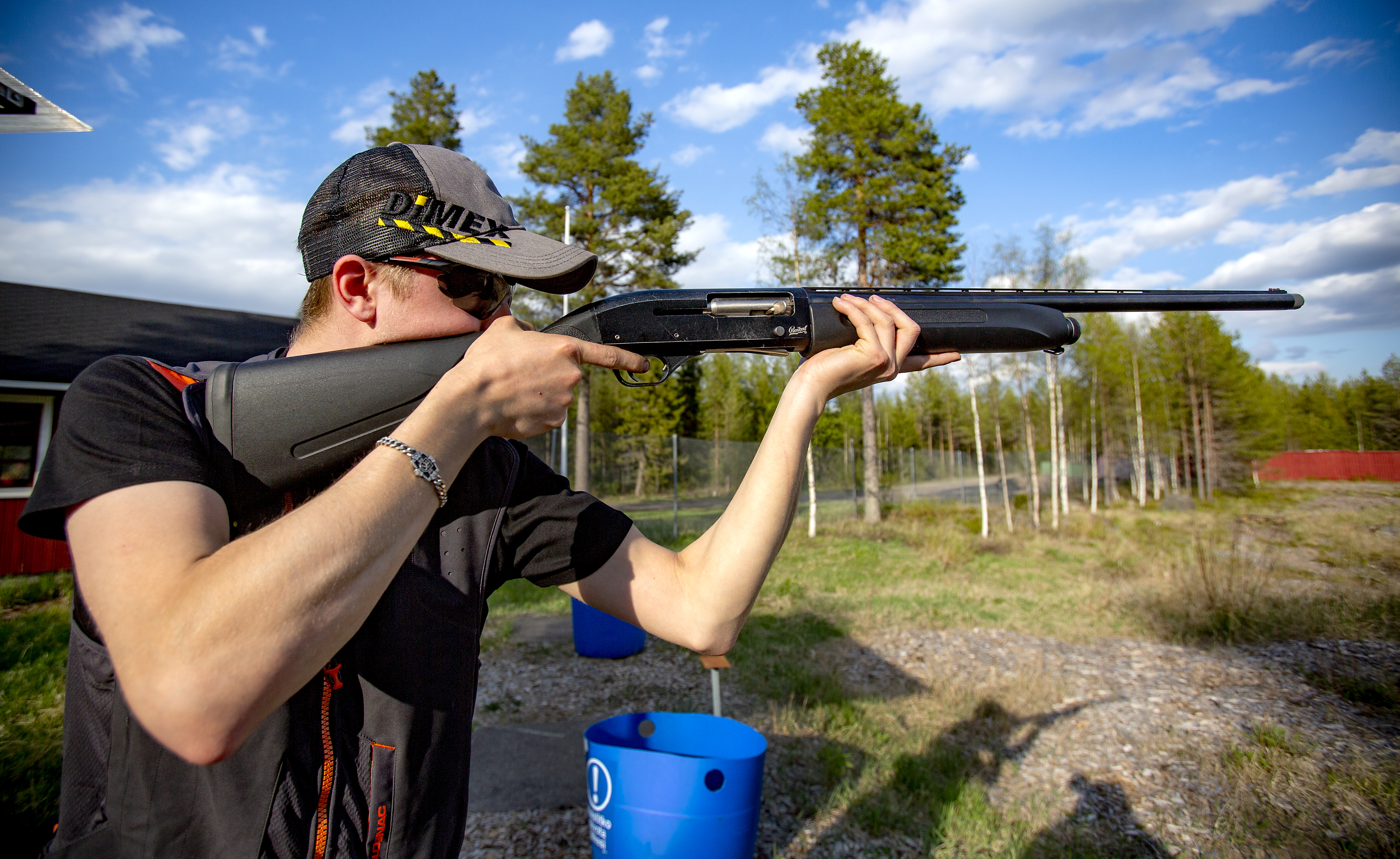 23-vuotias pyhäjokinen Jani Röning on Pyhäjoen hirviporukan nuorin jäsen ja aktiivinen savikiekkoammunnan ja metsästyksen harrastaja.