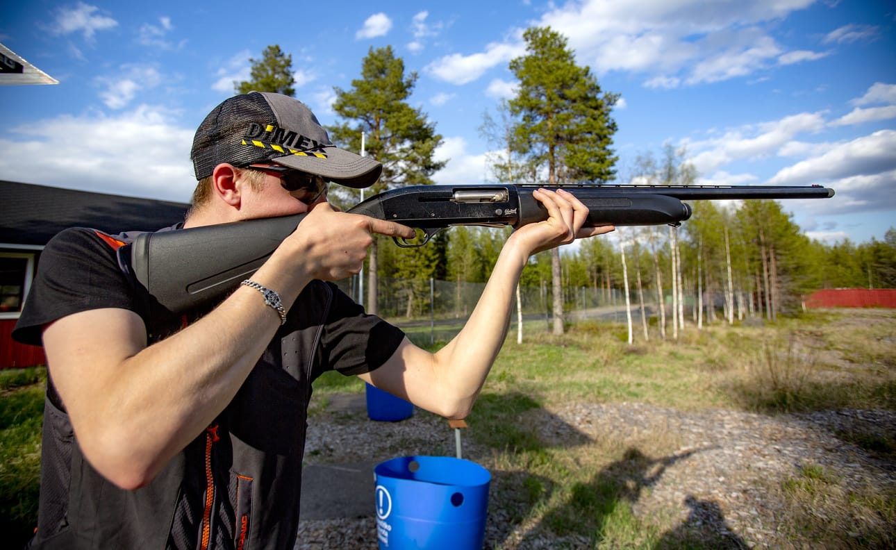 23-vuotias pyhäjokinen Jani Röning on Pyhäjoen hirviporukan nuorin jäsen ja aktiivinen savikiekkoammunnan ja metsästyksen harrastaja.