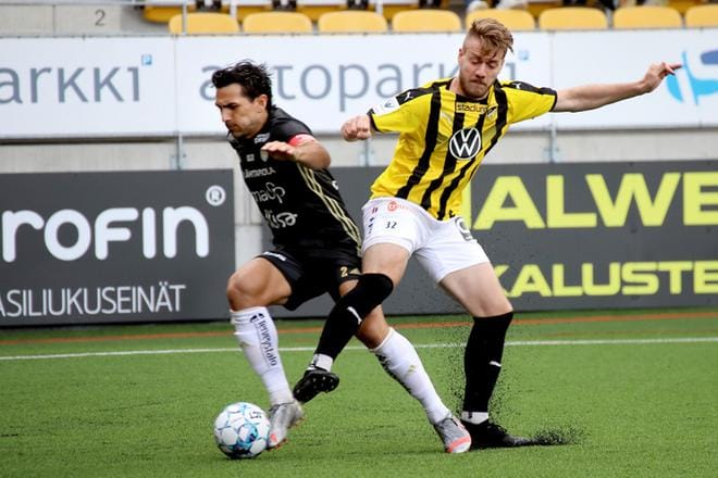 SJK nousi Veikkausliigassa neljänneksi. Nikko Boxallin rajaheitot olivat jälleen vaarallisia. Luis Henrique teki maalin Honka-debyytissään. KUVA: HEIKKI HAKANEN