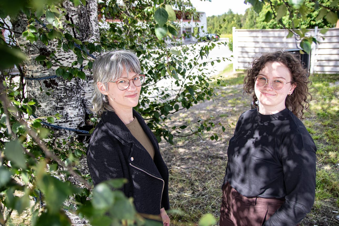 Päivi Ranta (vas.) ja Emilia Henttunen-Dufvelin järkkäävät Posion toista pride-tapahtumaa.