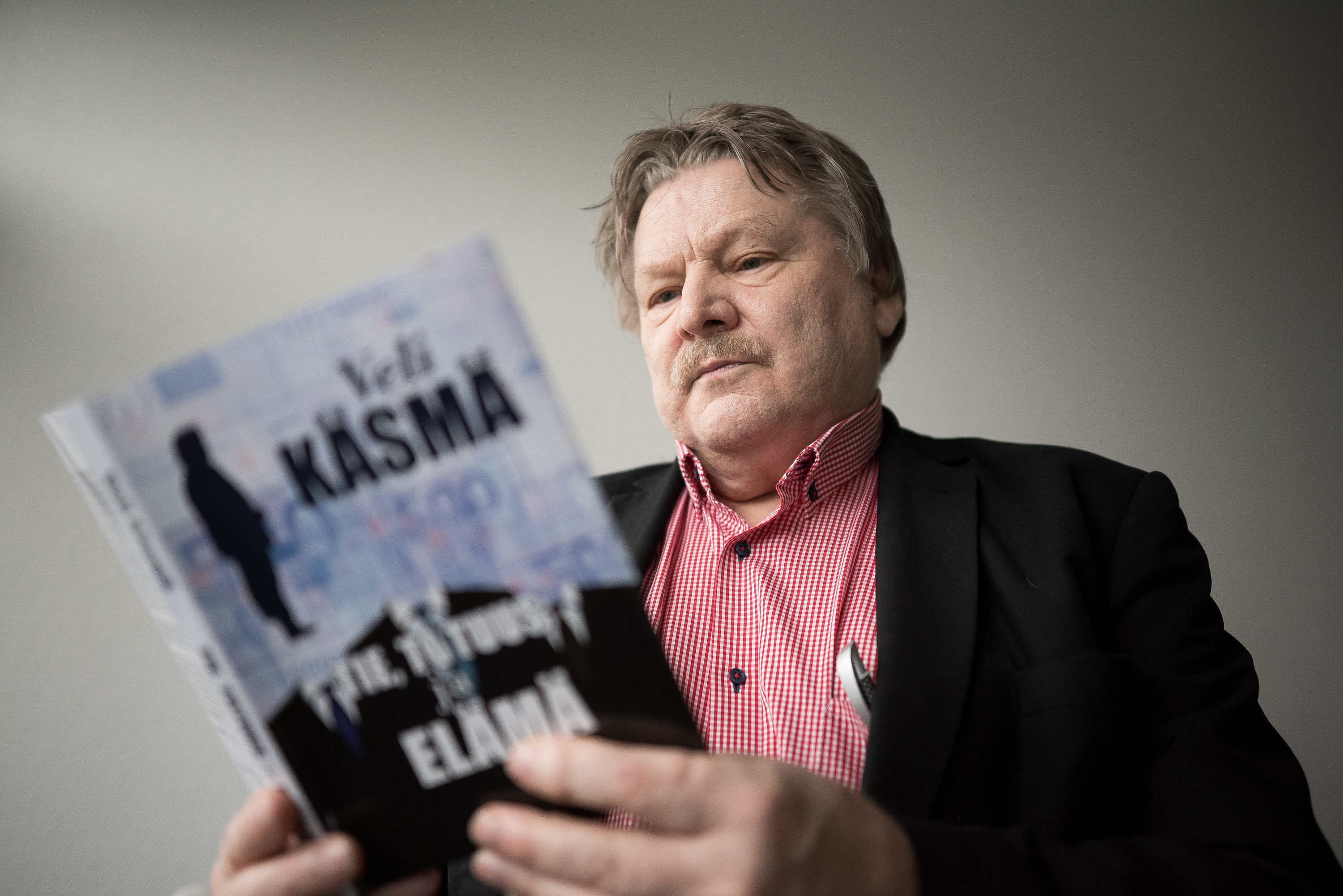 Tarina, joka on myös totta, vaikka ei suoraan Kuusamon tapahtumiin liitykään – rahanvalta ja ahneus ovat Veli Käsmän uutuusteoksen teemoja