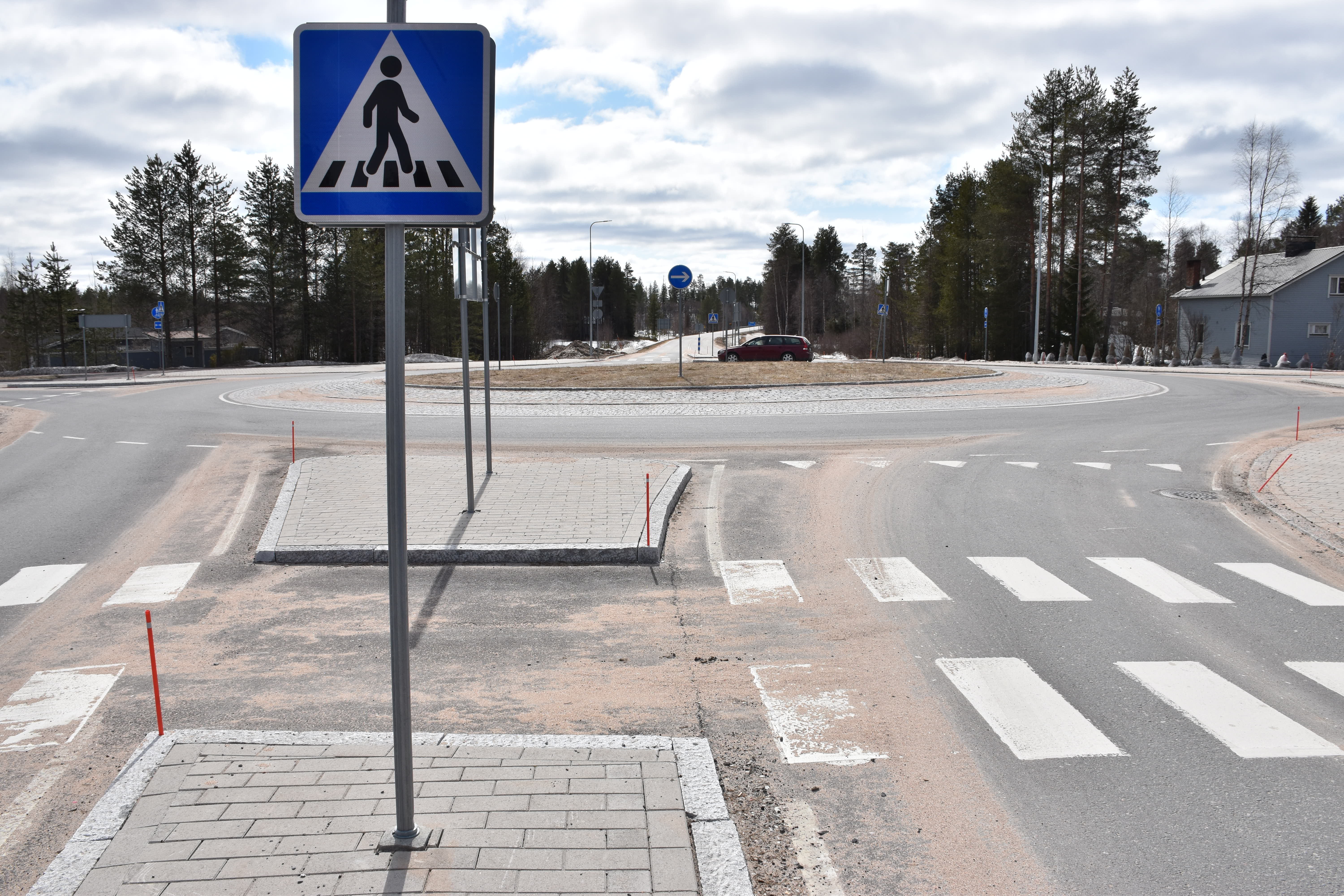 Posion kiertoliittymän taideteos viipyy yhä – kunnanjohtaja Pekka Jääskö: ”Teoksille jouduttaneen hakemaan uusi paikka”