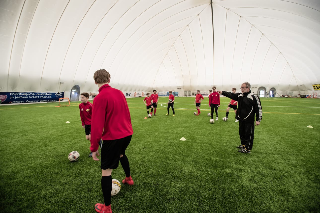 FC Raahen akatemia harjoittelee kuplahallissa.