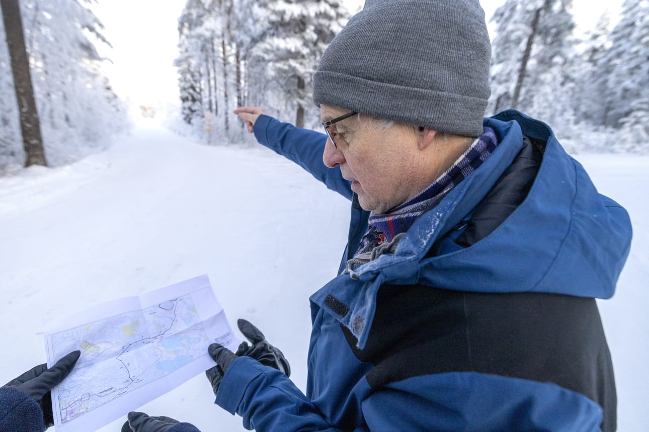Timo Saarela näyttää, että Valkiaisjärven mökkialueelta lähtevää tietä pitkin olisi alkanut kulkea kova rekkaliikenne, jos Välirämeen ylijäämämaiden läjitysalue olisi toteutunut. Joulun alla alueen mökkiläiset saivat huokaista helpotuksesta: läjitysalueelle ei myönnetty ympäristölupaa.
