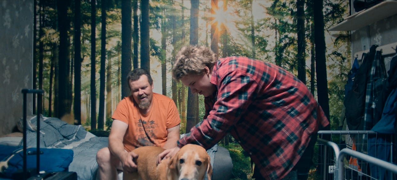 Tärkeä jäsen Teron ja Henrin perheessä on myös Juri-koira. Jukka Kärkkäisen dokumentti Kappale kauneinta suomea päästää katsojan ihmeen lähelle arkista elämää.