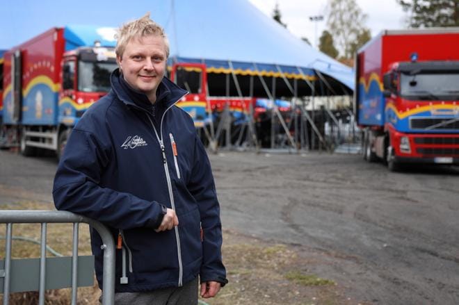Seppo Tauriainen on työskennellyt sirkuksessa parikymmentä vuotta. Työntekijöitä Sirkus Finlandian kiertueella on noin 80. Tänä vuonna kiertueen mittariin tulee noin 8 000 kilometriä. KUVA: ALEKSI MÄKINEN