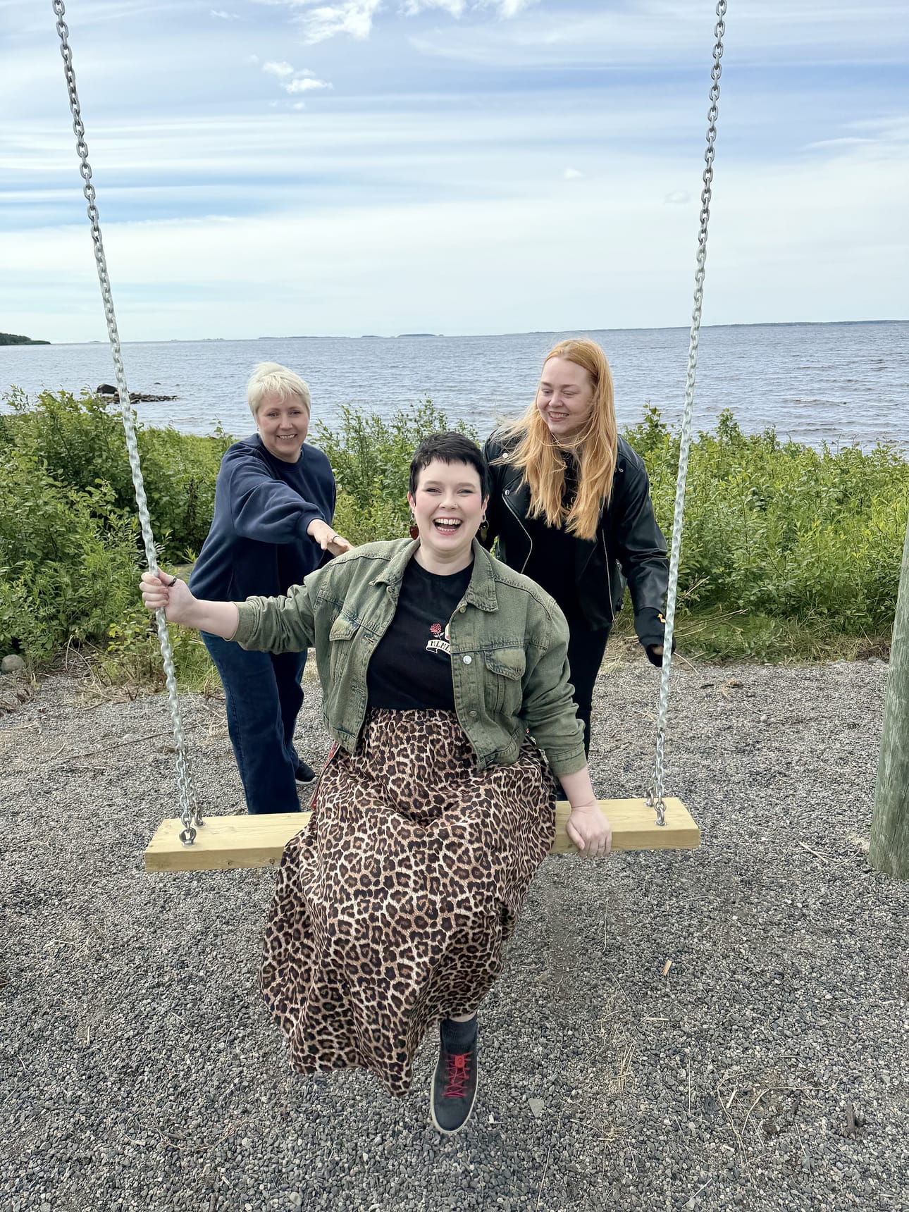 Vid samma hav tarjoaa viikonlopun täydeltä tapahtumia Torniossa, Kemissä ja Haaparannalla. Tornion Leton sataman uutta maisemakeinua testasi tapahtumatuottaja Elina Hollanti, vauhtia antoivat tapahtumatuottaja Jenni Nuorala ja kulttuurikehittäjä Essi Ojanperä.