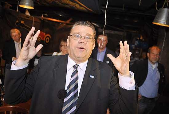 Timo Soini peussuomalaisten EU-vaalivalvojaisissa ravintola Zetorissa Helsingissä sunnuntaina.